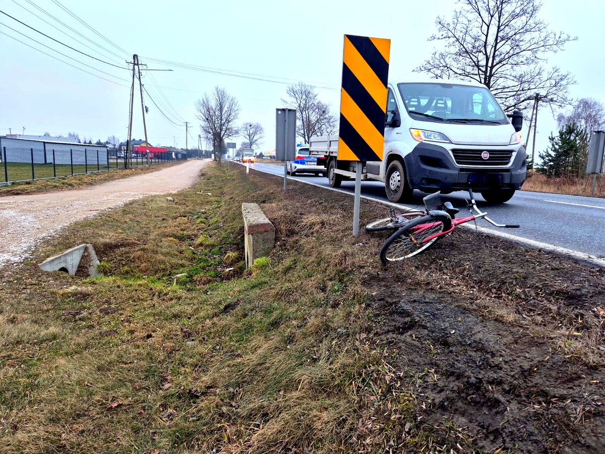 Potrącona rowerzystka w miejscowości Ścieki. Kobieta trafiła do szpitala