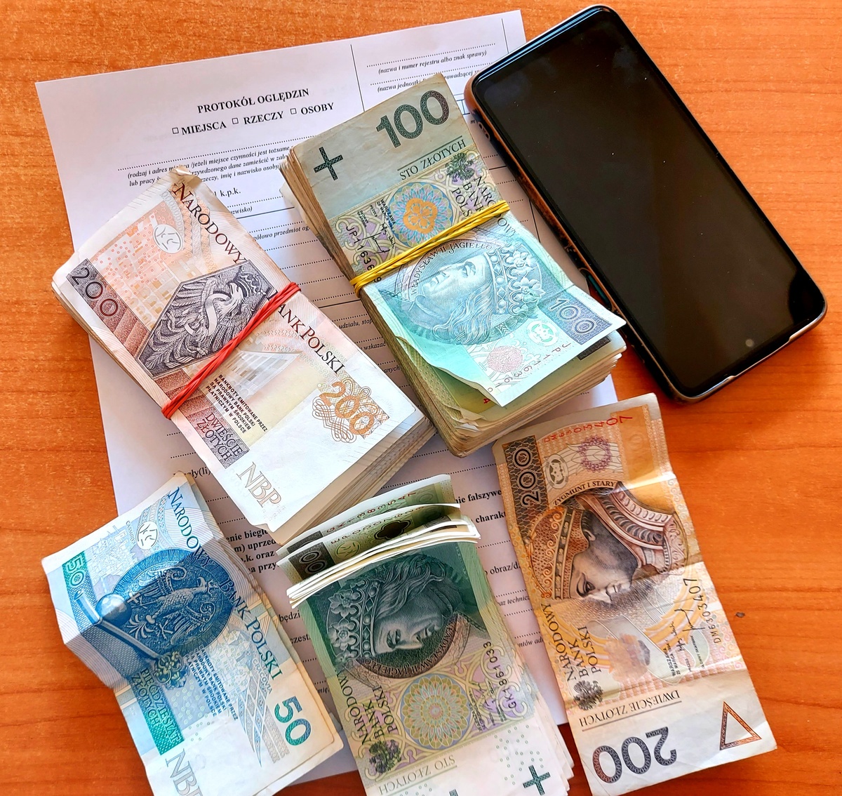 Mężczyzna zgubił ponad 30 tysięcy złotych. Zgubę znaleźli rawscy mundurowi