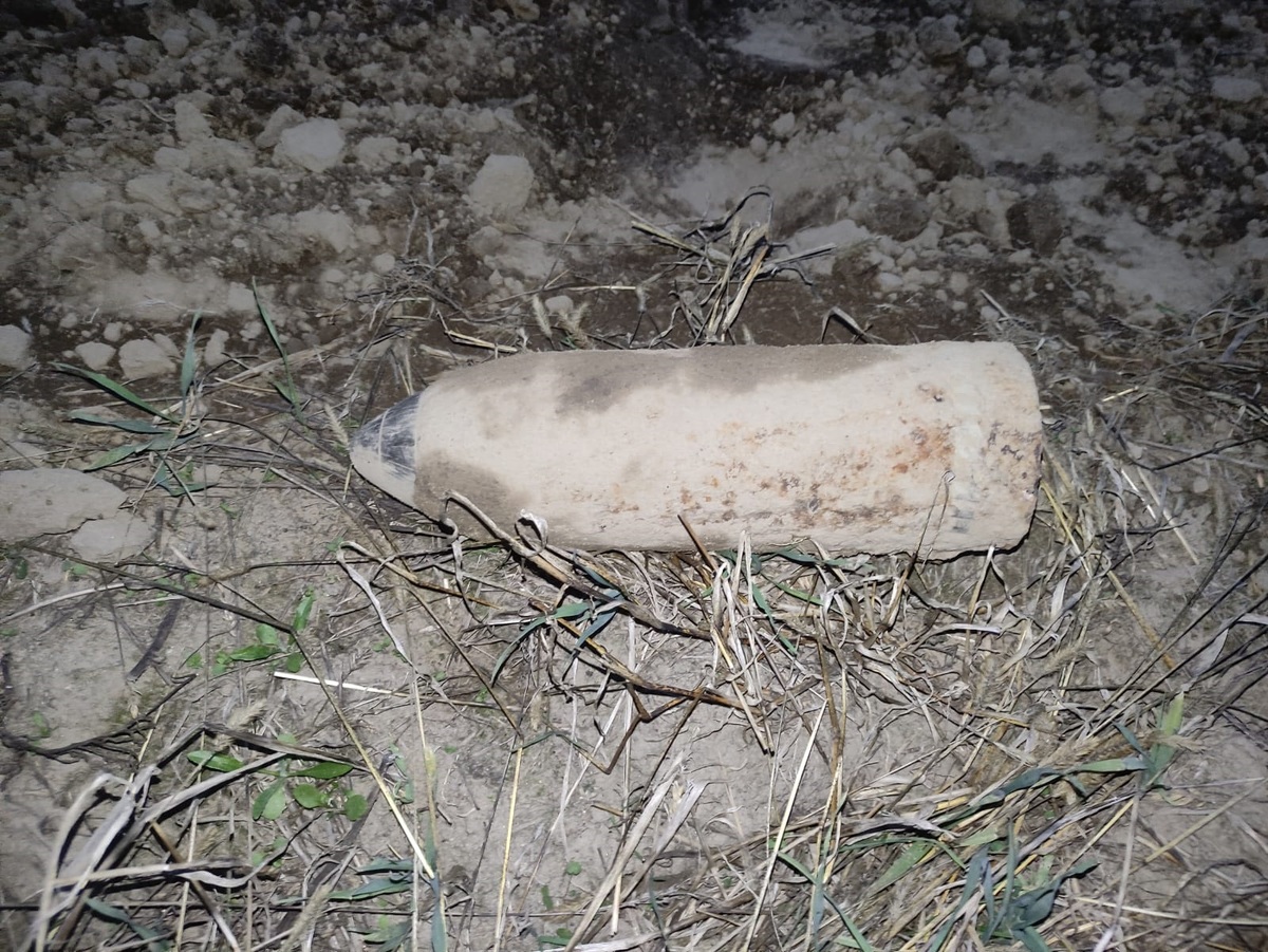 Niebezpieczne znalezisko na polu w Wołuczy. Rolnik natrafił na pocisk artyleryjski z czasów wojny