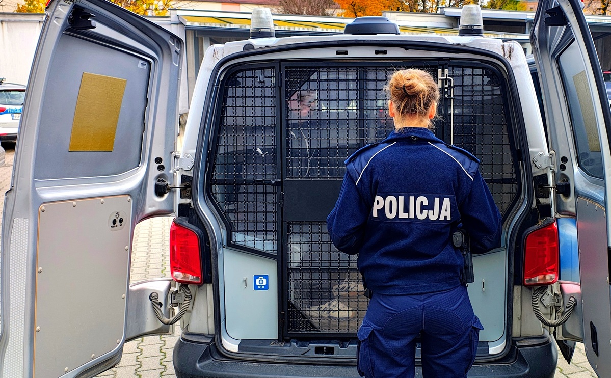 Ukrywał się przed policją ponad rok. Policjanci z Rawy przewieźli go do Zakładu Karnego