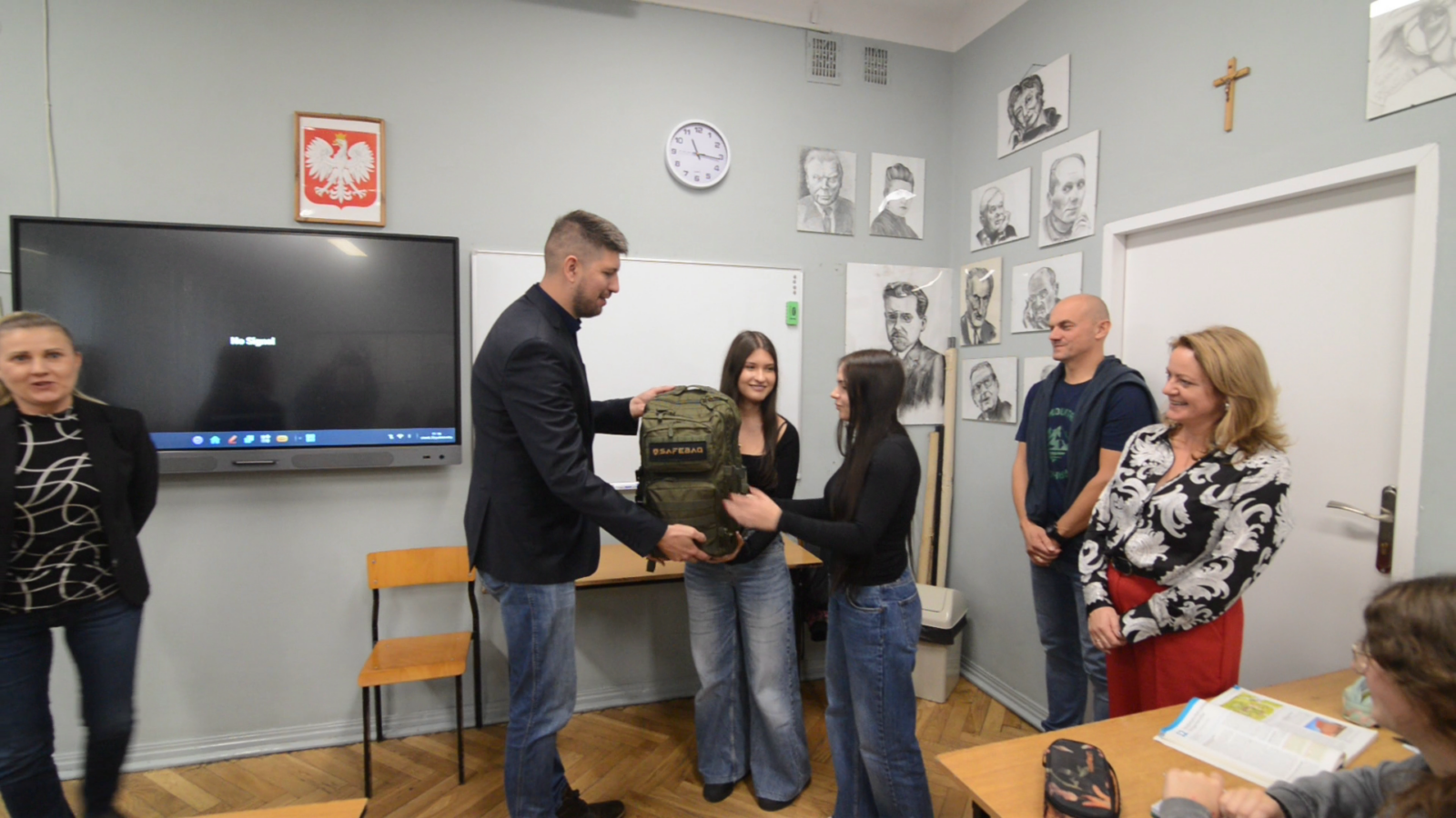 Starostwo Powiatowe w Rawie Mazowieckiej mówi o bezpieczeństwie. Do szkół trafiły specjalne plecaki survivalowe