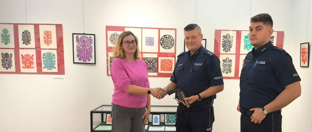 Odnaleziony pistolet zamiast do zniszczenia trafił do muzeum. Policjanci przekazali broń