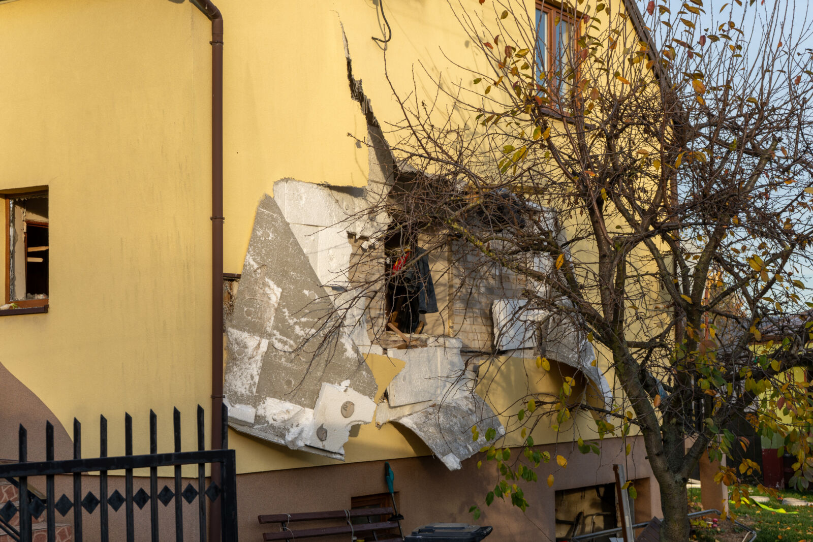 Wybuch gazu w budynku jednorodzinnym w Rawie Mazowieckiej. Trzy osoby poszkodowane