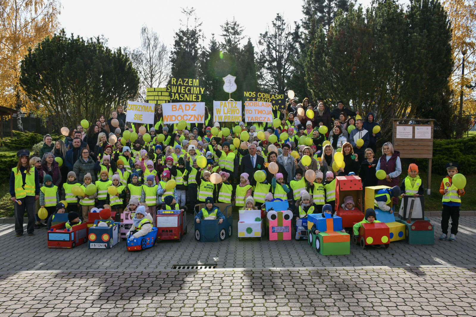Widoczni i bezpieczni – uczniowie rawskiej „Czwórki” dają przykład całemu miastu