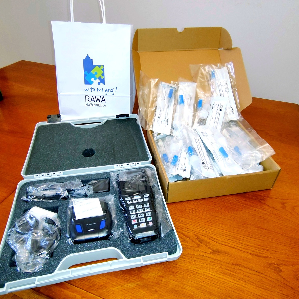 Przedświąteczny zakup w rawskiej komendzie Policji. W ręce mundurowych trafił nowy narkotest