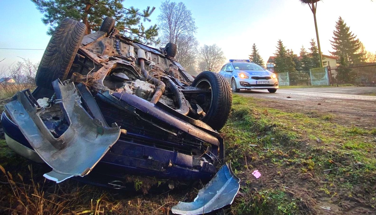 Dachowała jadąc z trójką dzieci. Uważajcie na trudne warunki na drodze