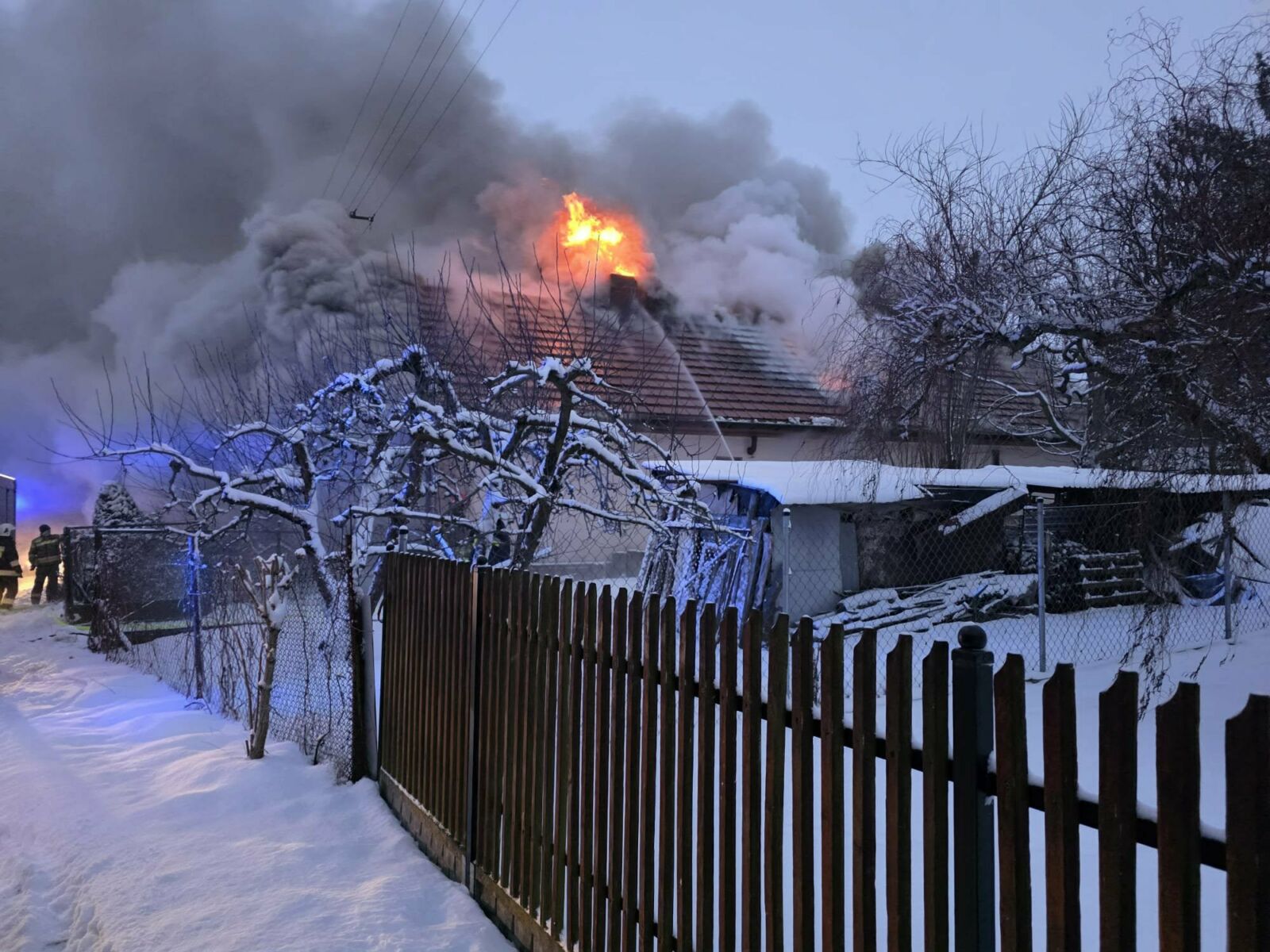 Płonął dom jednorodzinny. Mieszkańcy zdążyli uciec przed przyjazdem straży