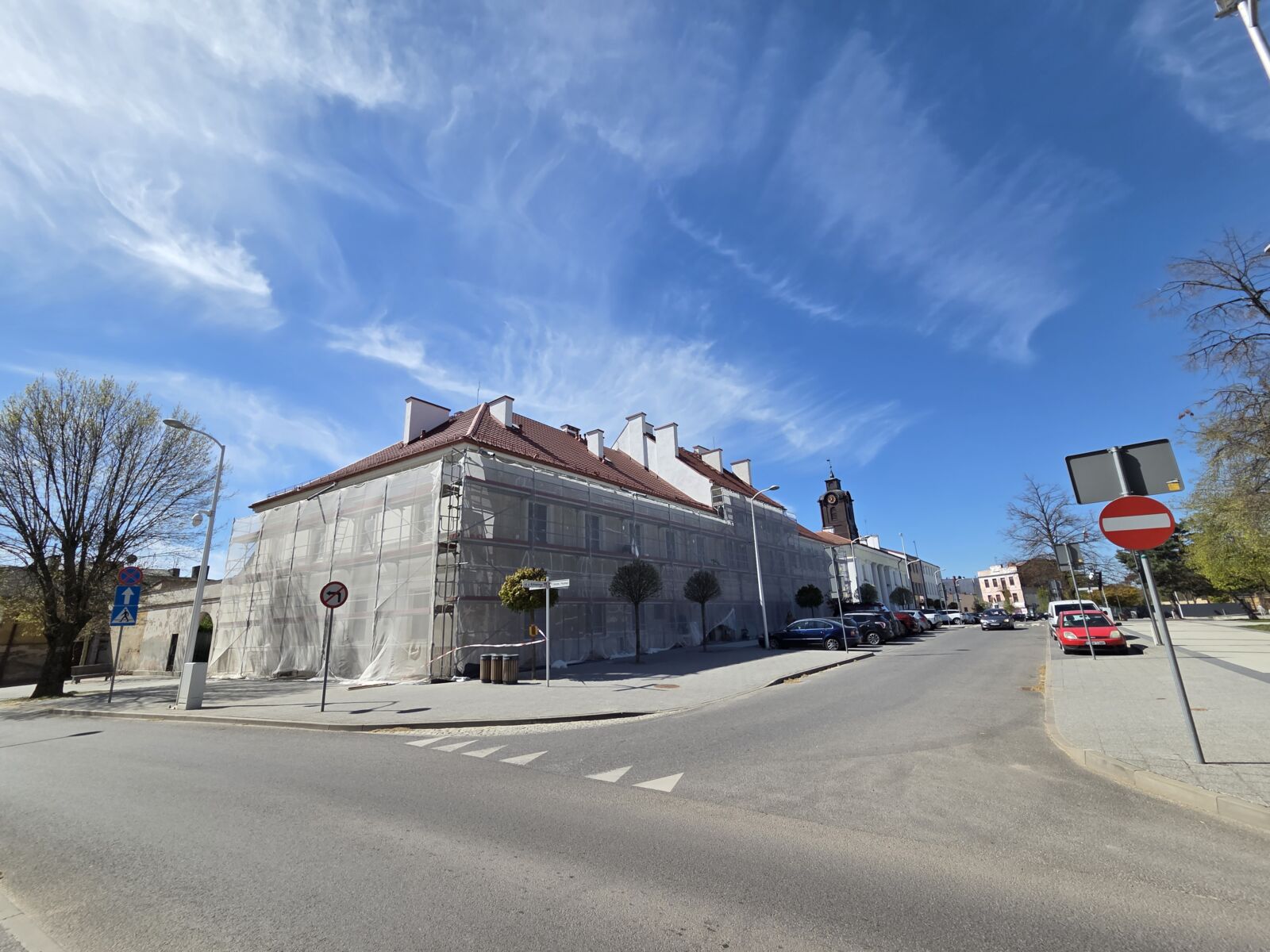 Budynek rawskiego Urzędu Miasta przechodzi metamorfozę. Będą pokoje dla turystów i zielone podwórko