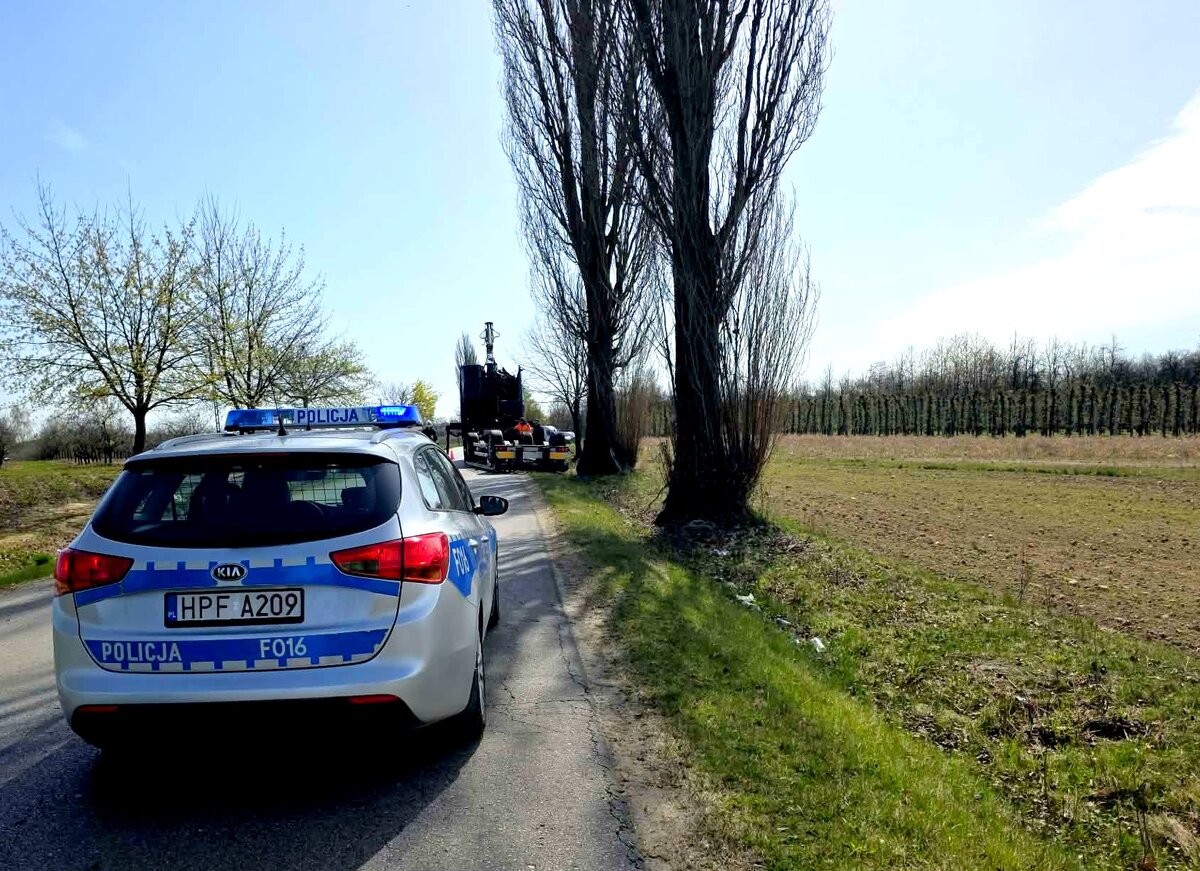 Groźne zdarzenie podczas wymijania. Kierowca przewrócił kontener z ładunkiem