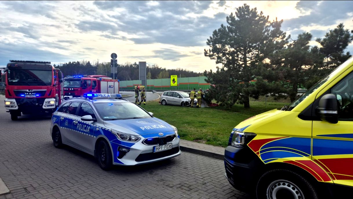 Podróżował z trójką dzieci. Uderzył w bariery energochłonne