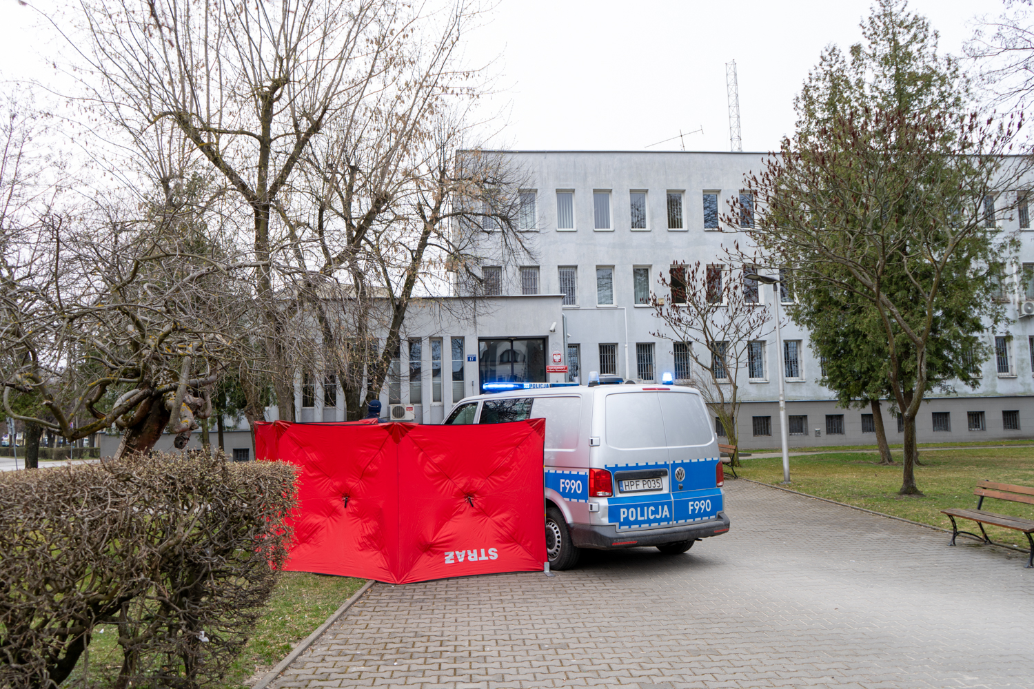 Tragedia przed sądem w Rawie Mazowieckiej. Pamiętajmy – każdy człowiek zasługuje na reakcję