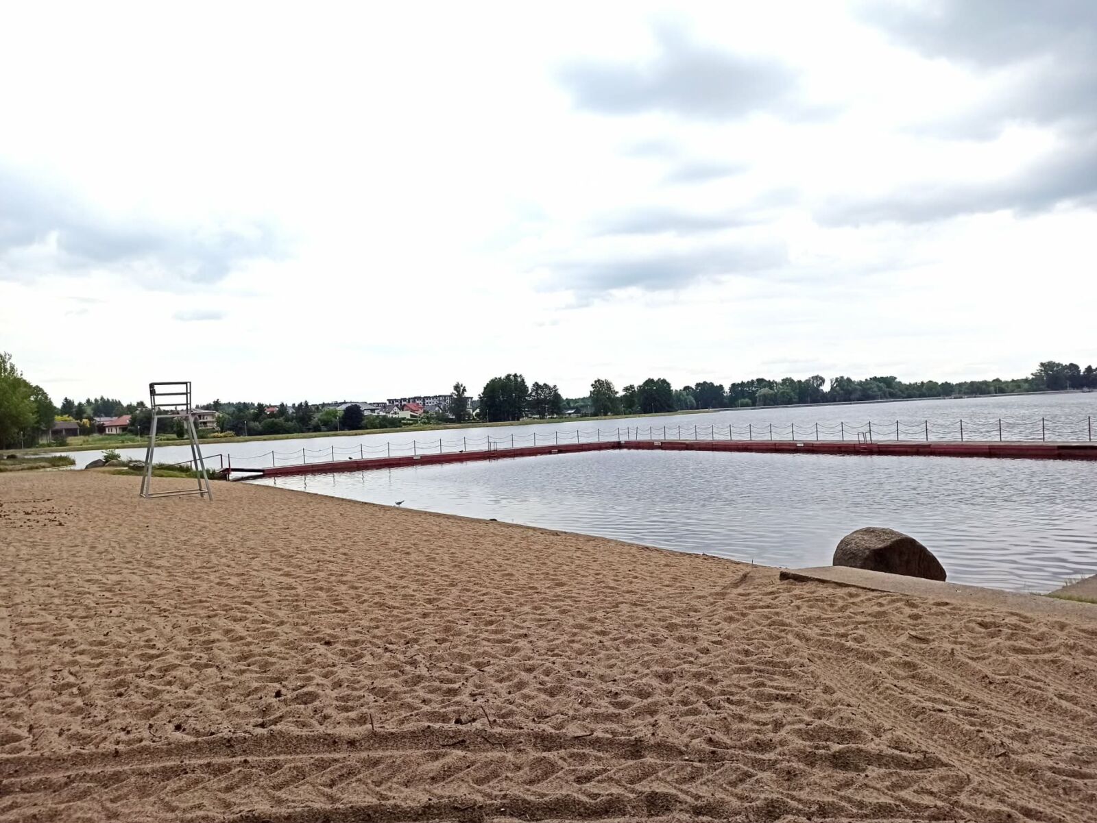 Upały zachęcają do kąpieli. Sanepid uspokaja: woda w Rawie i Białej Rawskiej jest bezpieczna