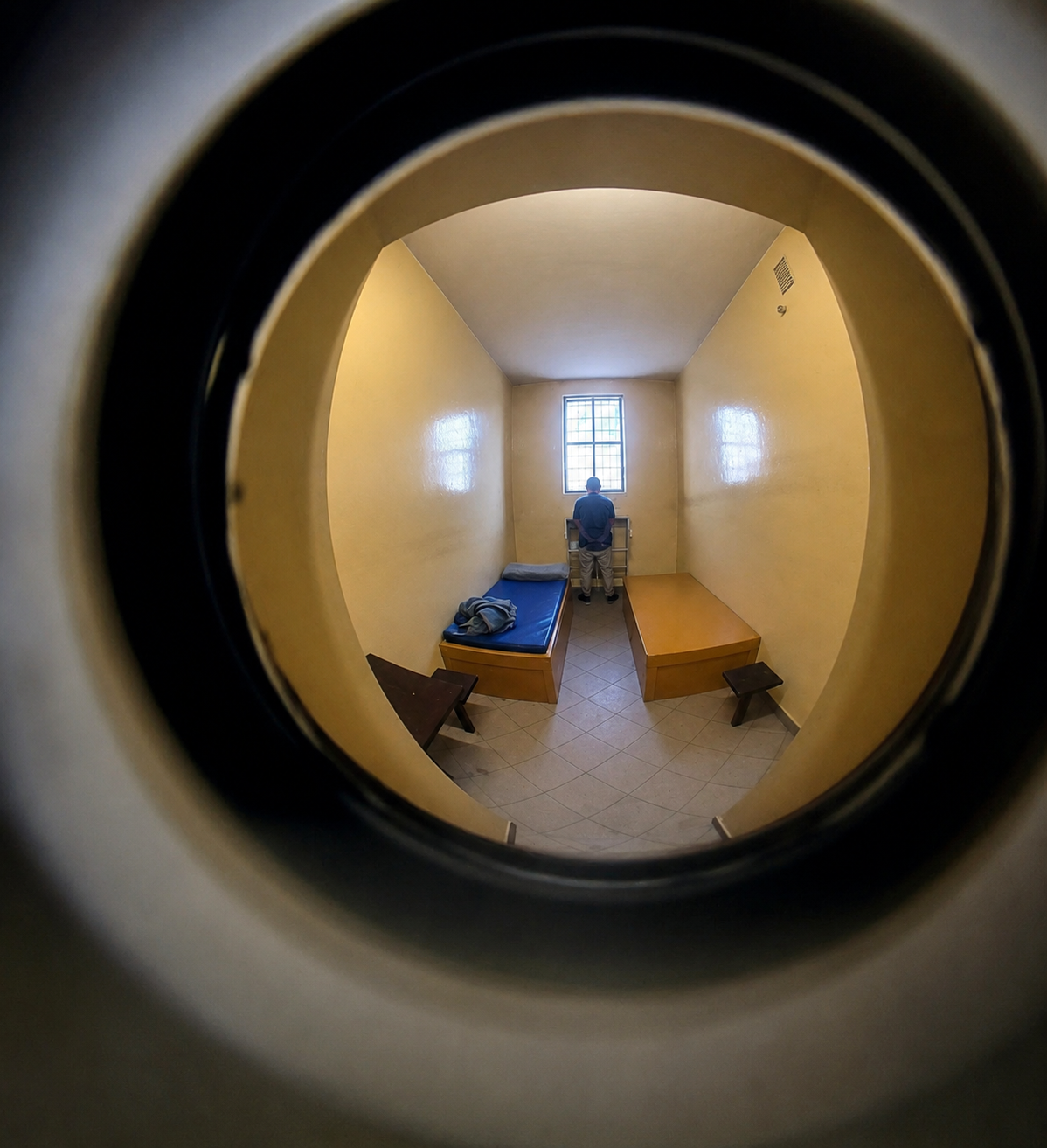 Nocna bójka w barze nad rawskim zalewem. Policjanci ruszyli w sam środek agresywnego tłumu