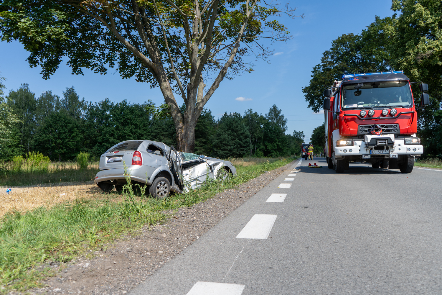 Dziecko zakleszczone w rozbitym samochodzie. Auto zatrzymało się na drzewie pod Rawą Mazowiecką
