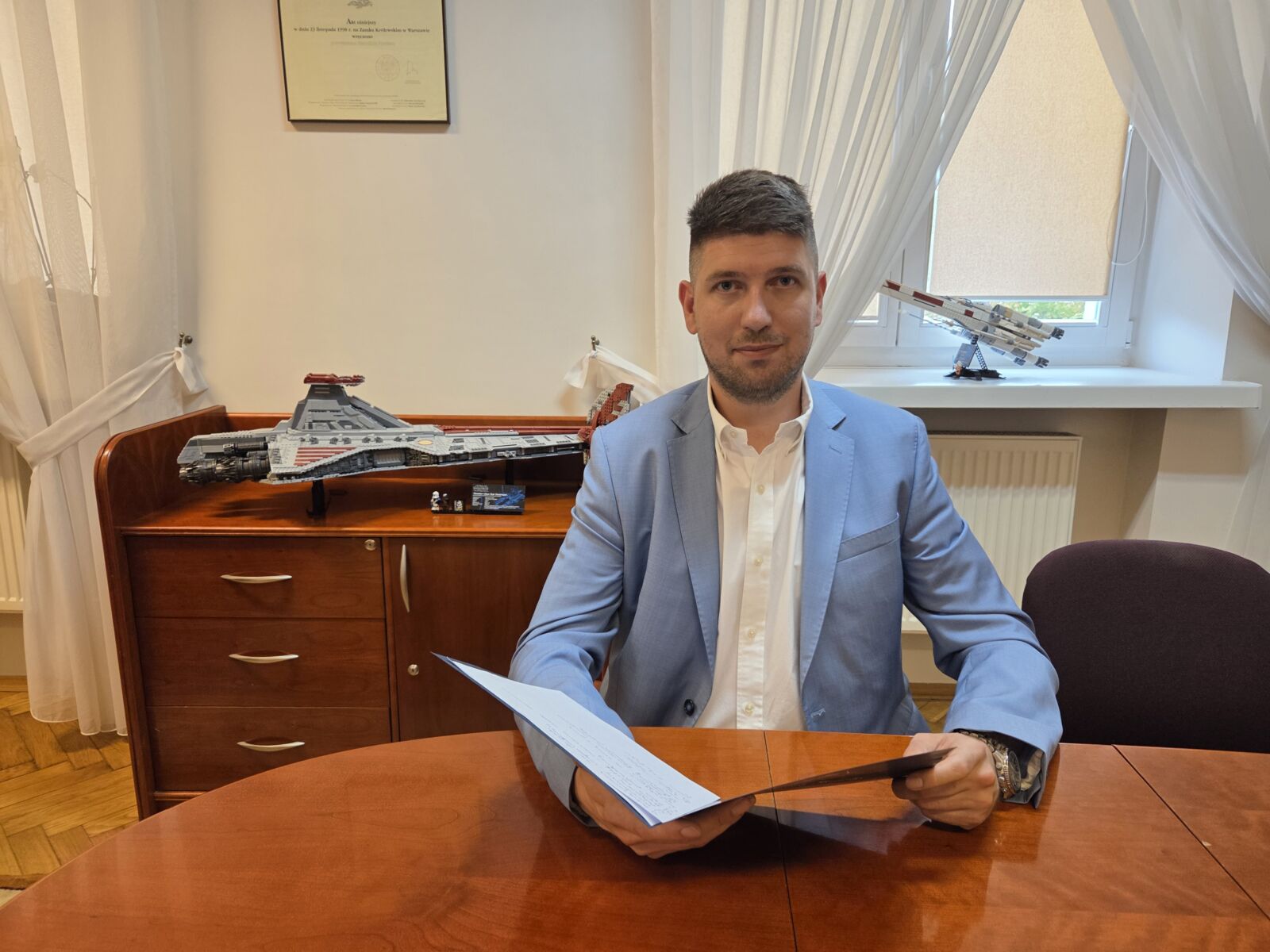 Co dzieje się w powiecie rawskim? Zapraszamy na rozmowę ze Starostą Adrianem Galachem
