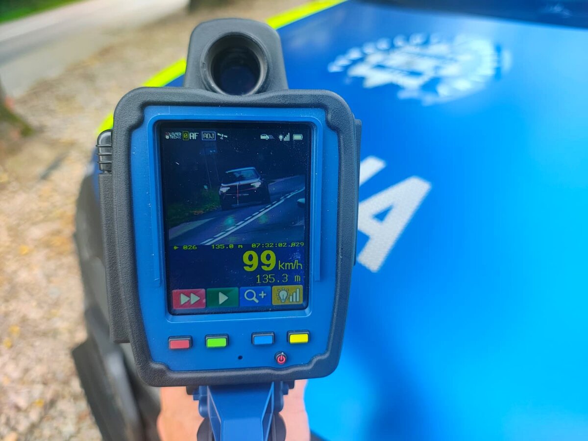Jechała prawie 100 km/h w pobliżu szkoły. Kobieta została surowo ukarana