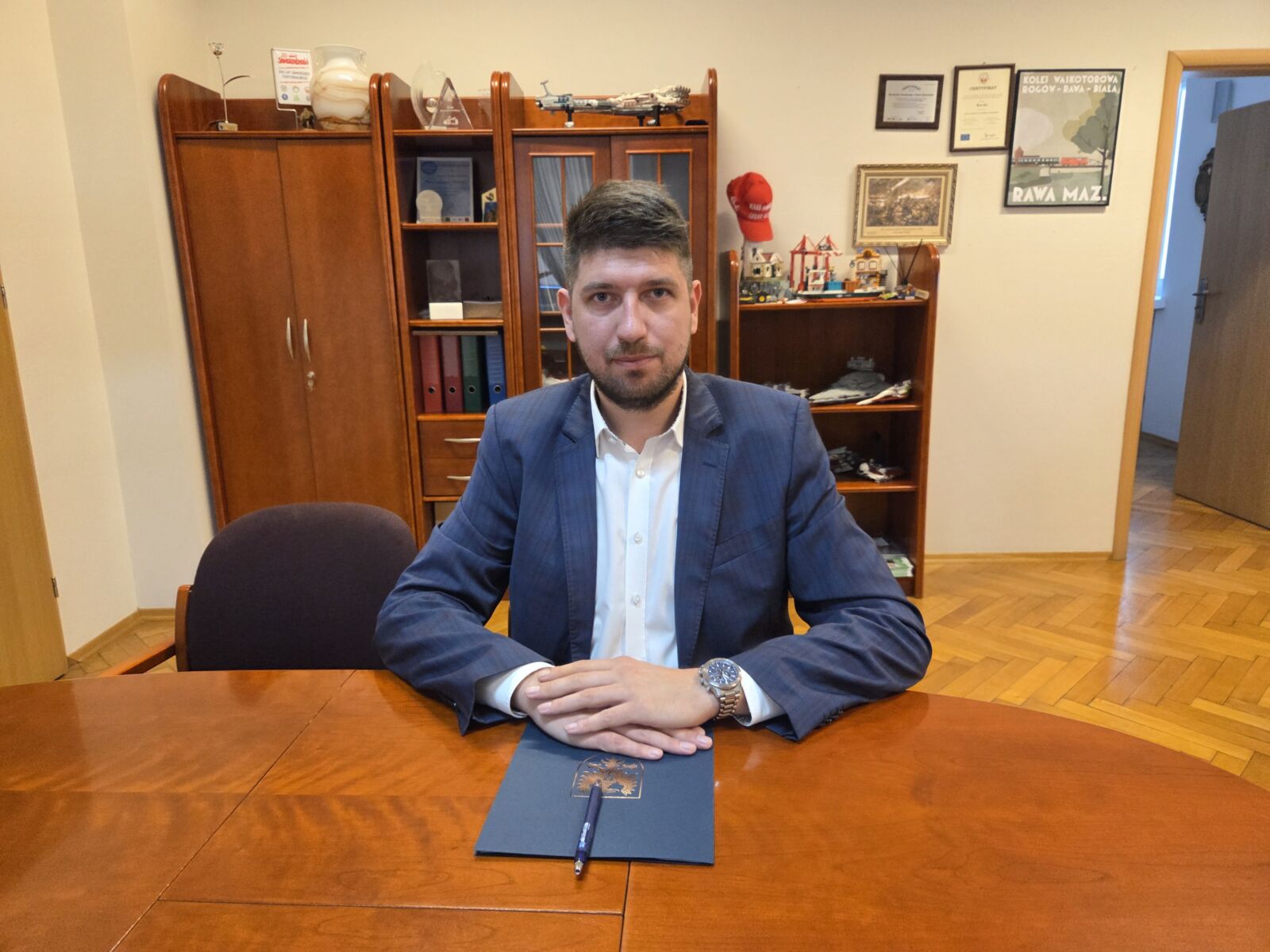 Drogi, bezpieczeństwo, szpital i decyzja RIO. Starosta Rawski Adrian Galach w rozmowie z eRawa.pl