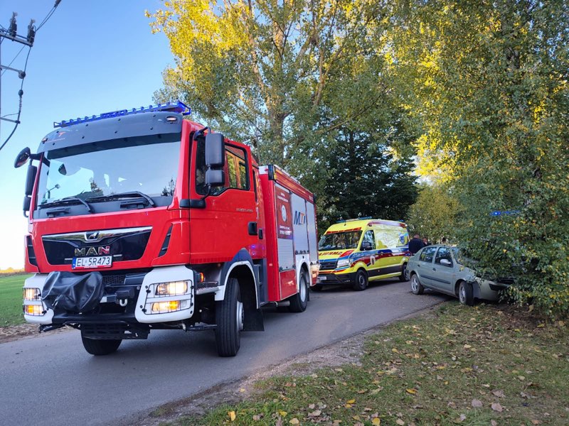 Wypadek w powiecie rawskim. 53-letni mężczyzna wjechał w drzewo