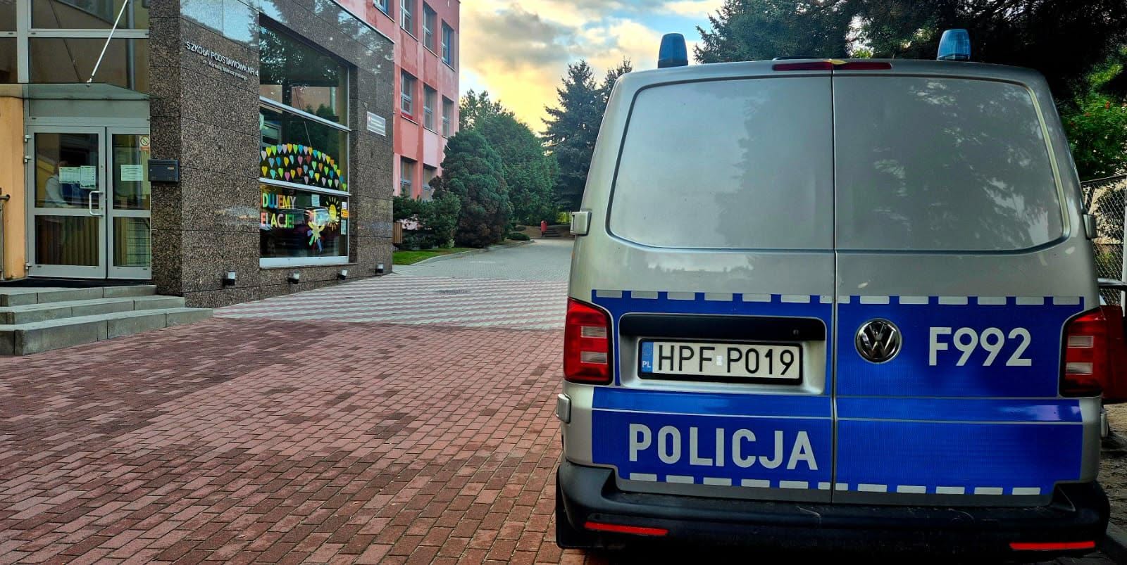 Wzmożone patrole policji przy szkołach w powiecie rawskim. Funkcjonariusze czuwają nad bezpieczeństwem