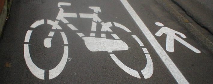 Rowerzyści nie powinni podróżować po chodnikach.